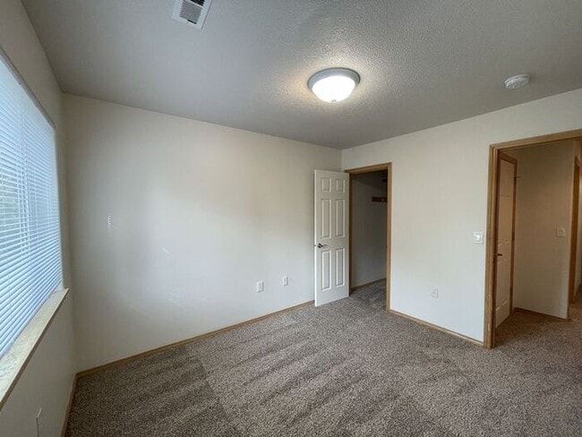 Building Photo - 3 Bed, Close to MAX!!