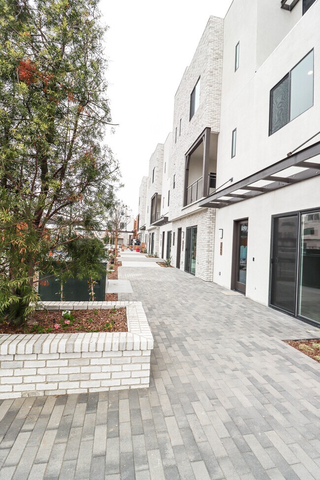 Foto del edificio - 2049 W Rosecrans Ave