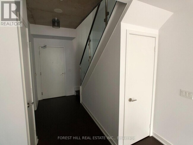 Photo du bâtiment - 1030 King St W