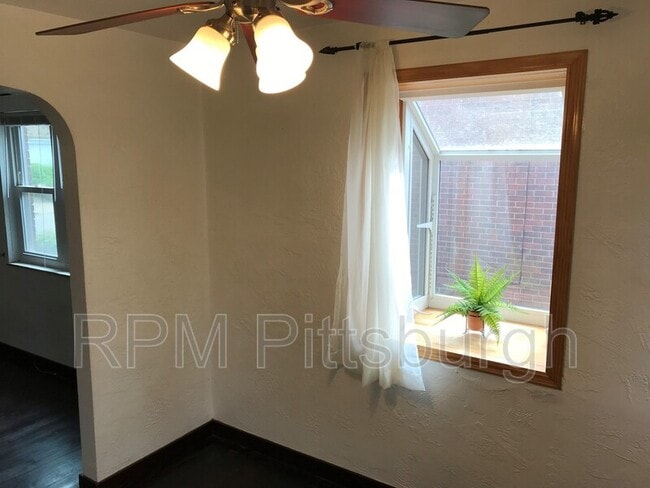 Building Photo - 1685 Doyle St