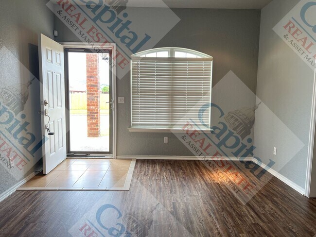 Building Photo - Charming 3 Bedroom