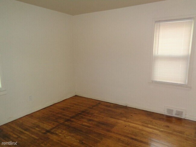Building Photo - 3 br, 1 bath House - 19368 Charest St