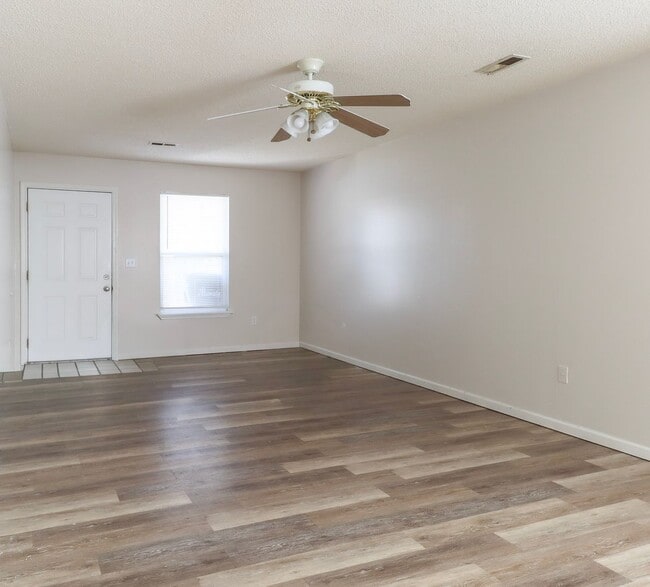 Foto del edificio - Cute House with large backyard