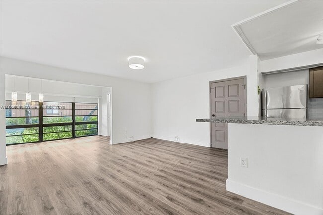 Foto del edificio - 4970 NW 102nd Ave