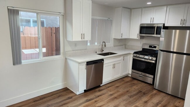 Building Photo - 988 El Camino Dr