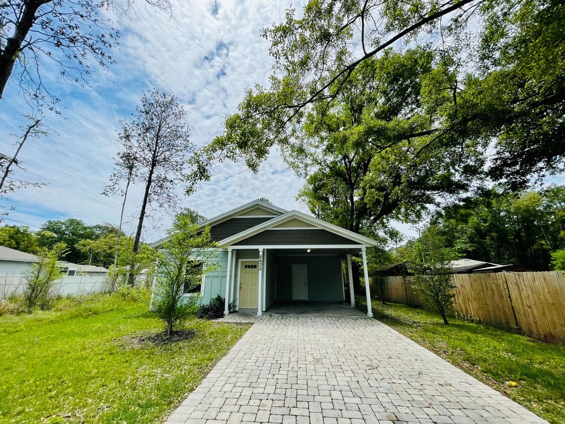 Foto principal - 3/2 Home with attached carport!