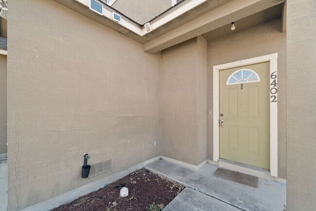 Building Photo - 3 bed 2.5 bath located in Gardens at The S...