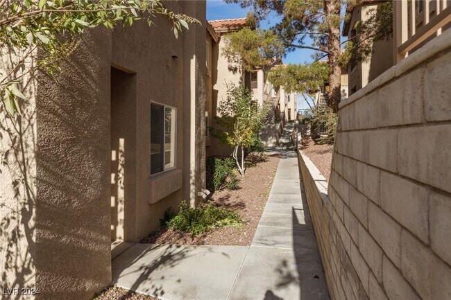 Building Photo - 2110 Los Feliz St