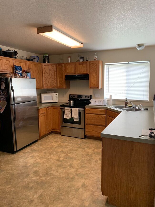 Building Photo - Beautiful 4 Bedroom 2.5 Bathroom Home