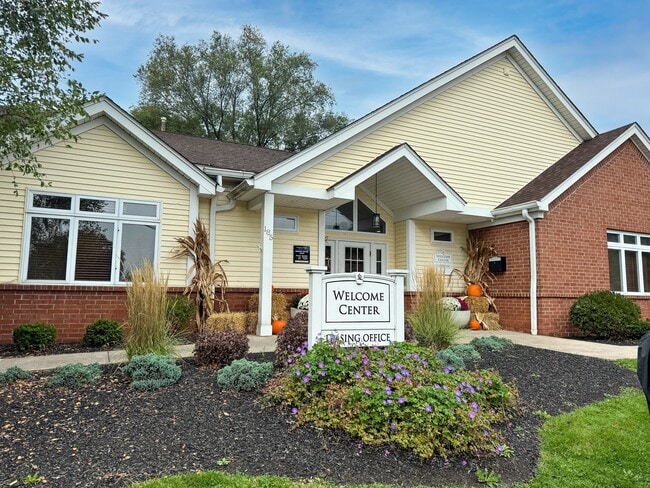 Building Photo - Country Manor Apartment Homes