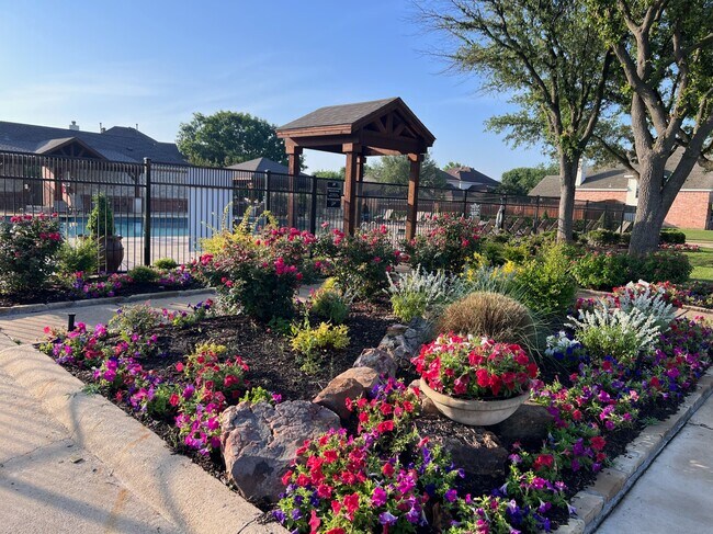 Building Photo - 3557 Kimble Dr