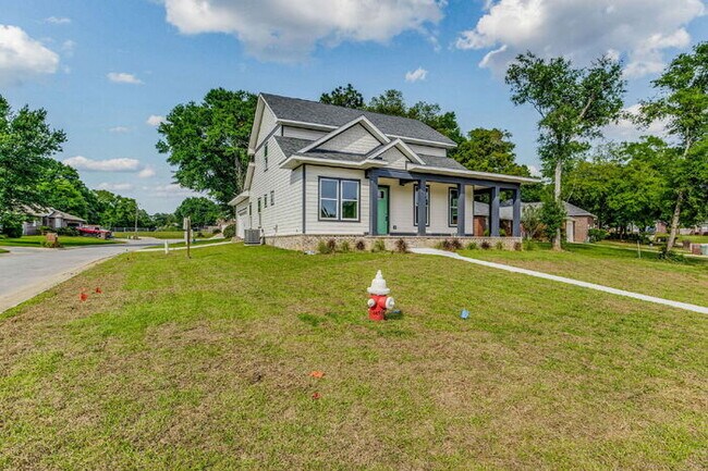 Foto del edificio - This luxurious new custom home in the sought-after Shadow Grove subdivision is a masterpiece of m...