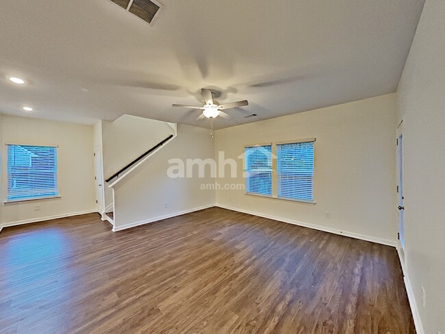 Building Photo - 553 Camp dr