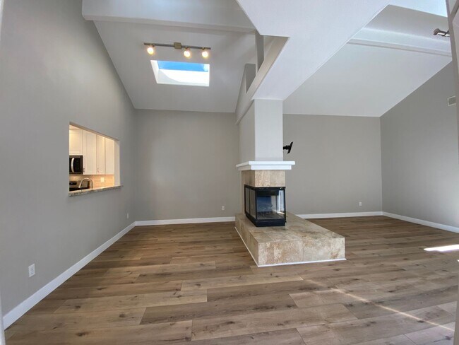 Building Photo - Beautiful 2 Bed/2 Bath Shadowridge Home