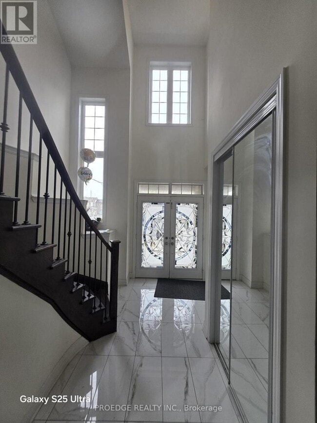 Building Photo - 15 Troyer St