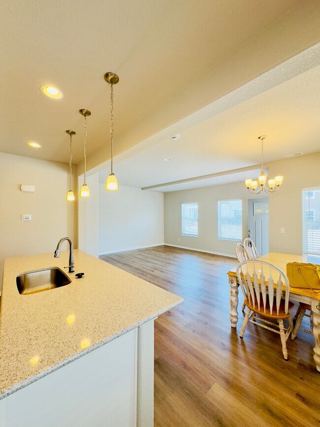 Foto del edificio - 3 Bedroom 2.5 bath 2 car garage with centr...