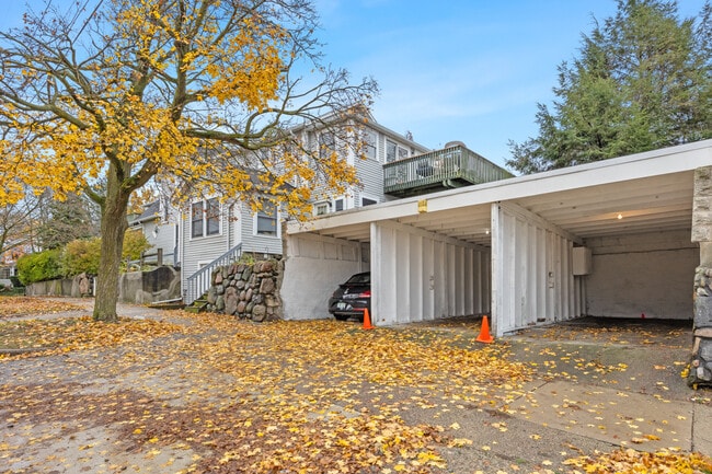 Building Photo - 647 Fairview Ave NE