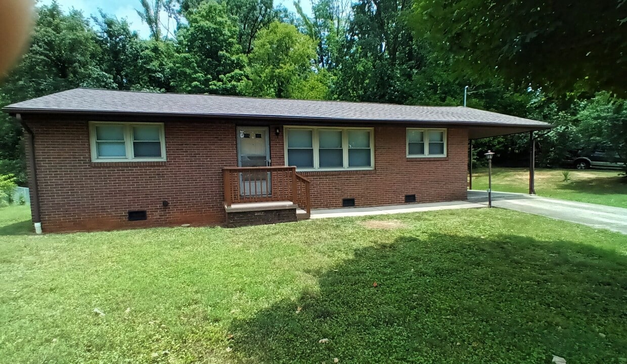 Primary Photo - 3 Bedroom / 2 Bath Brick Ranch Home Kingsp...