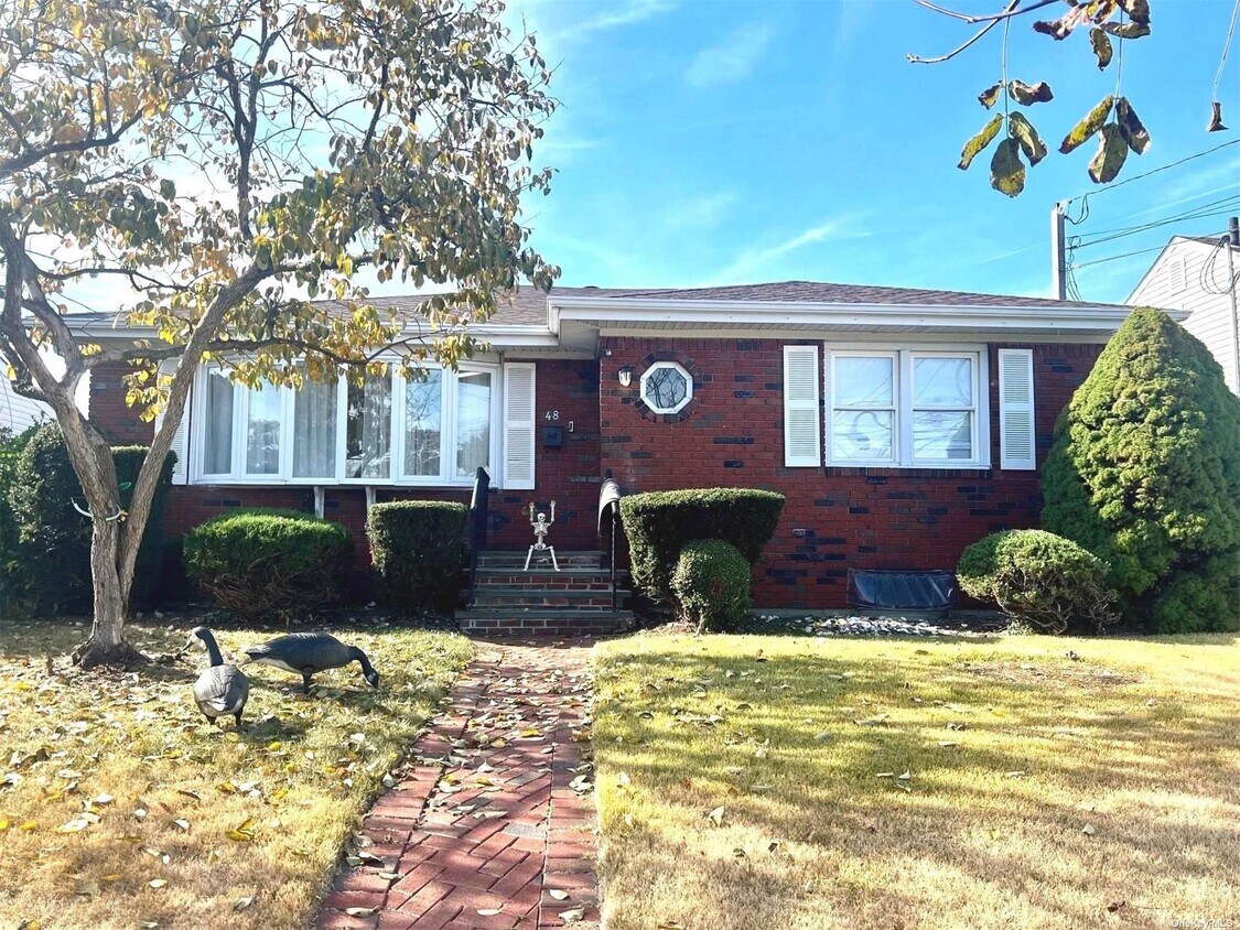 Primary Photo - 48 Frost Pond Rd