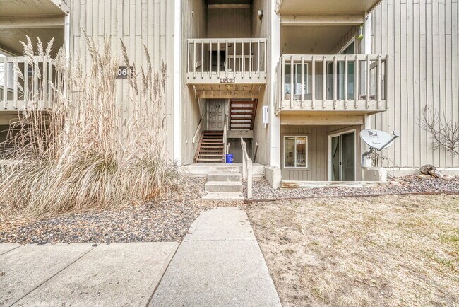 Foto del edificio - $1,245.95, 1 bed, 1 bath, garden level Condo with Washer/Dryer