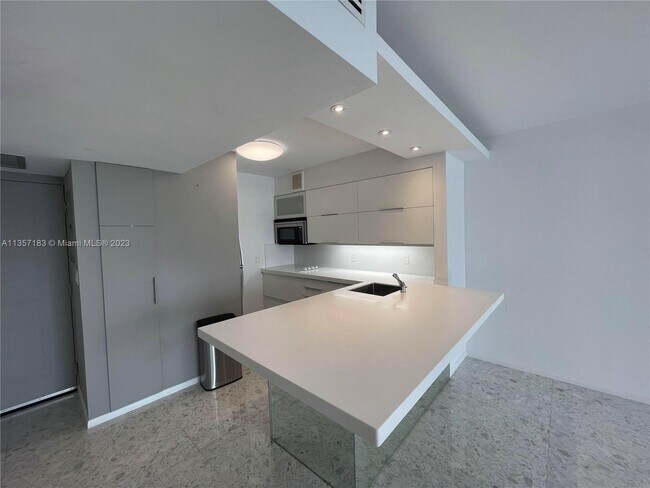 Foto del edificio - 100 Bayview Dr