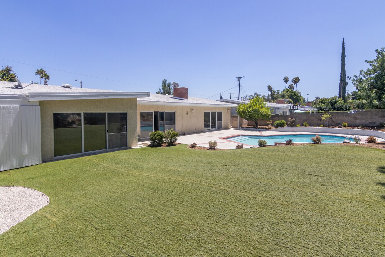 Foto principal - 5725 El Canon Ave
