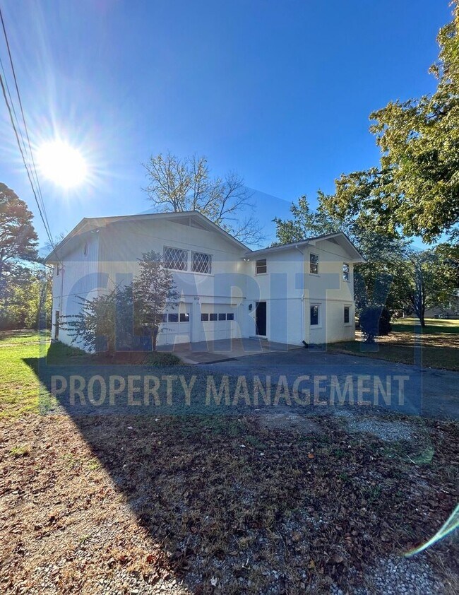 Foto del edificio - Charming two story home with garage and large yard!