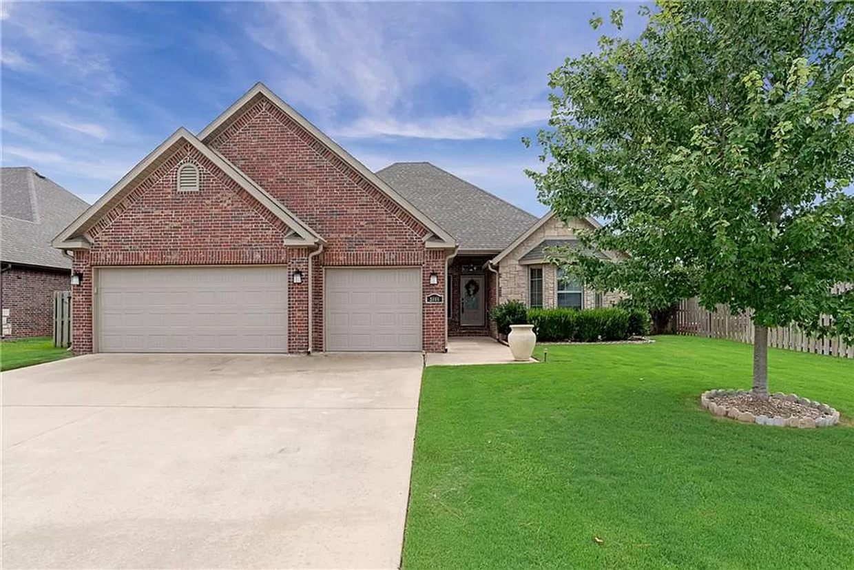 Foto principal - 4 Bedroom Cornerstone Ridge Home in Benton...