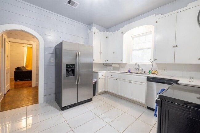 Building Photo - 1919 25th St