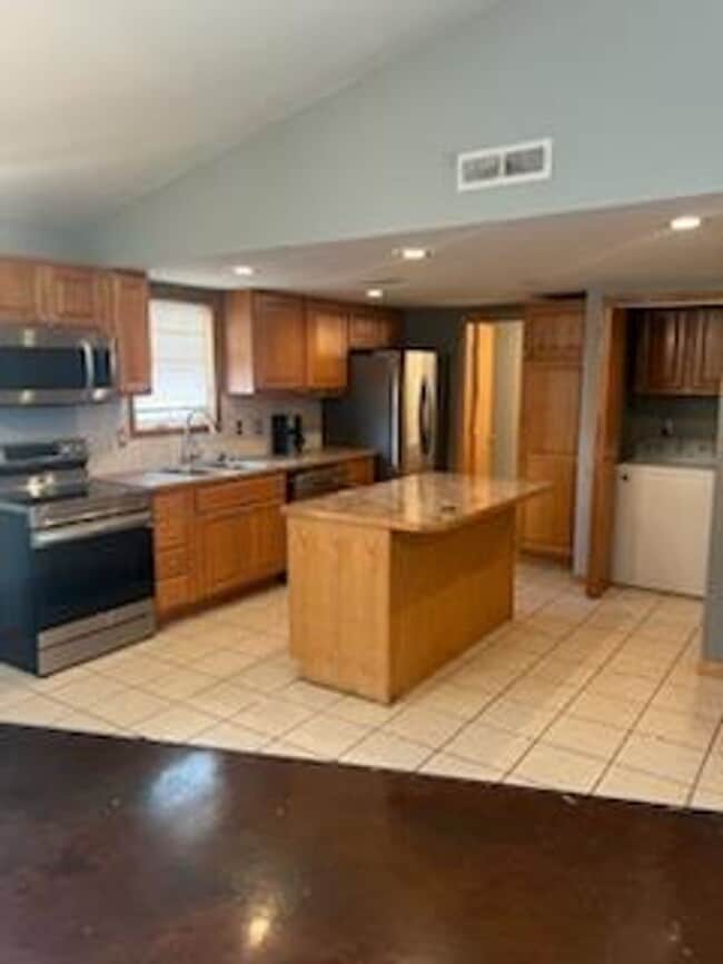 Building Photo - Highland Golf  Course Rental