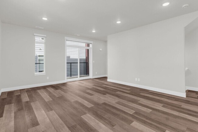 Foto del edificio - New 2024 Townhome with Office & 2 Car Garage