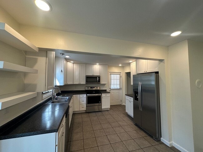 Building Photo - 4 Bedroom 2 Bath House