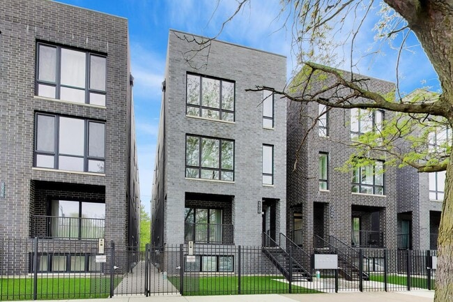 Foto del edificio - 3950 S Indiana Ave