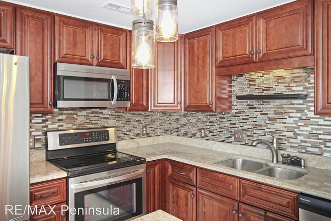 Building Photo - 215 Island Cove Ct