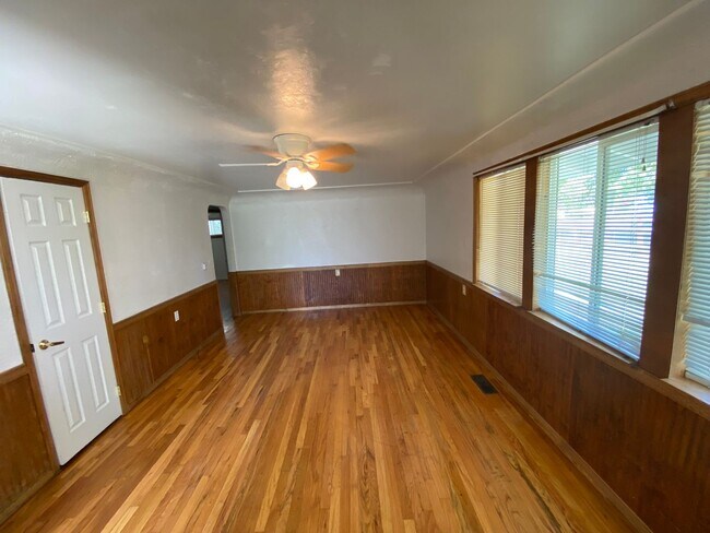 Foto del edificio - Cozy 4-Bedroom, 2-Bath Home Near CMU!