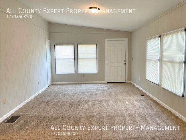 Building Photo - 2 Bedroom Duplex - Great Location near Lak...
