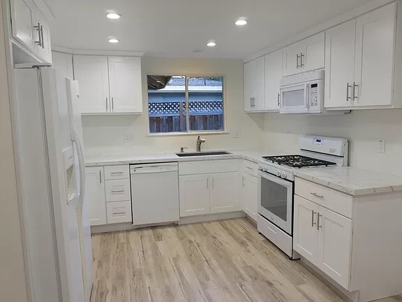 Foto del edificio - Single Family Home at 2419 Pebble Beach Dr...