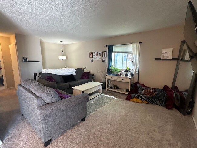 Building Photo - Beautiful 3 bedroom, 2 bath Townhome with ...