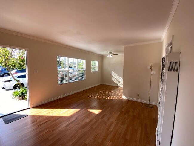 SALA DE ESTAR, PUERTA PRINCIPAL, COMEDOR - 11162 Culver Blvd