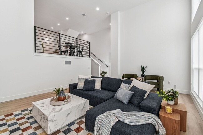 Building Photo - A charming coastal townhouse, just minutes from downtown St. Pete!