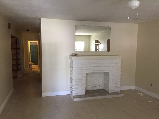 Foto del edificio - Large 3-2 with a carport