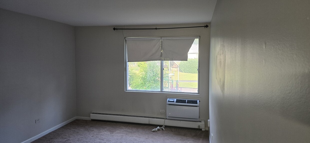 Foto principal - 910 E Old Willow Rd