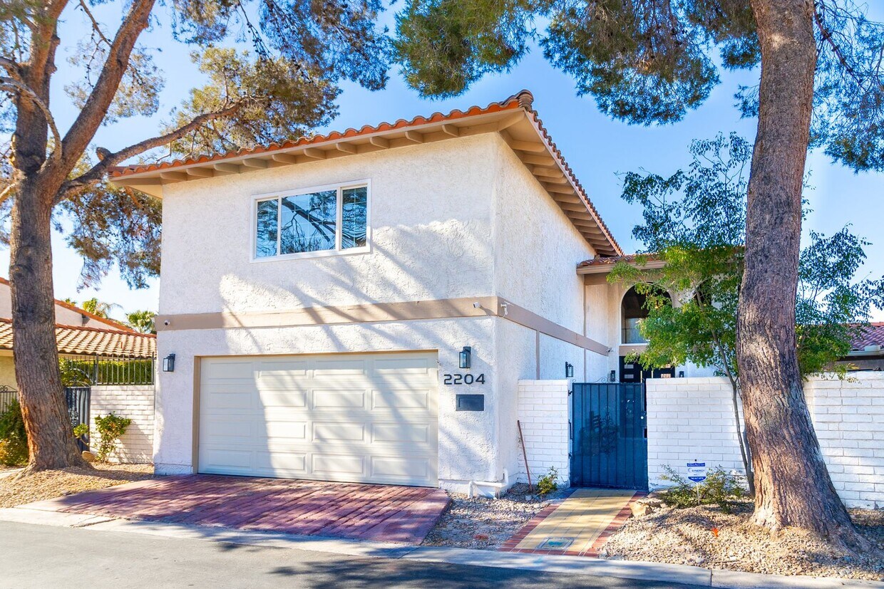 Foto principal - Stunning Remodeled 4-Bedroom Home in Exclu...