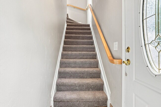 Building Photo - $1,945.95 with $300 Off the first month's rent, 2 Beds - 1 Bath, Single Family Home in Lakewood w...