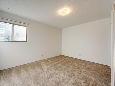 Building Photo - Natural light in this 2 bedroom 1 bath condo.