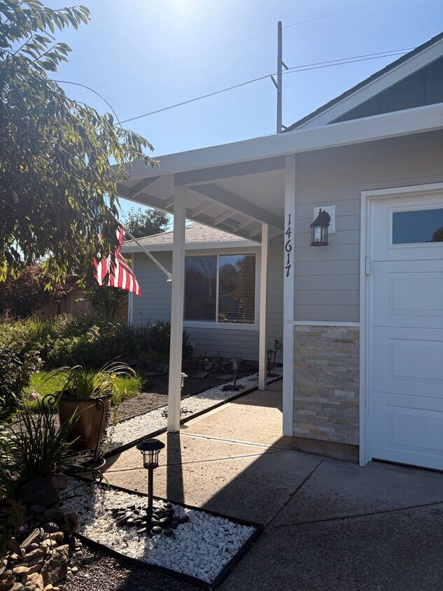 Primary Photo - Beautifully Remodeled 3 Bedroom Home with ...