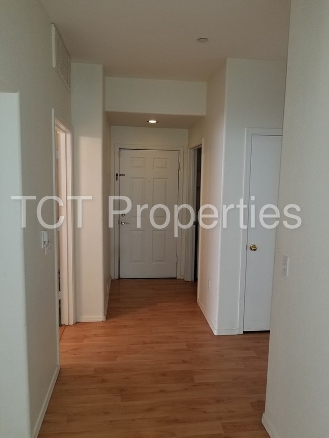 Building Photo - Double Master Condo in Great Location!
