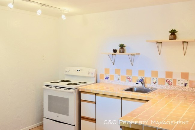 Building Photo - 4058 El Bosque Dr