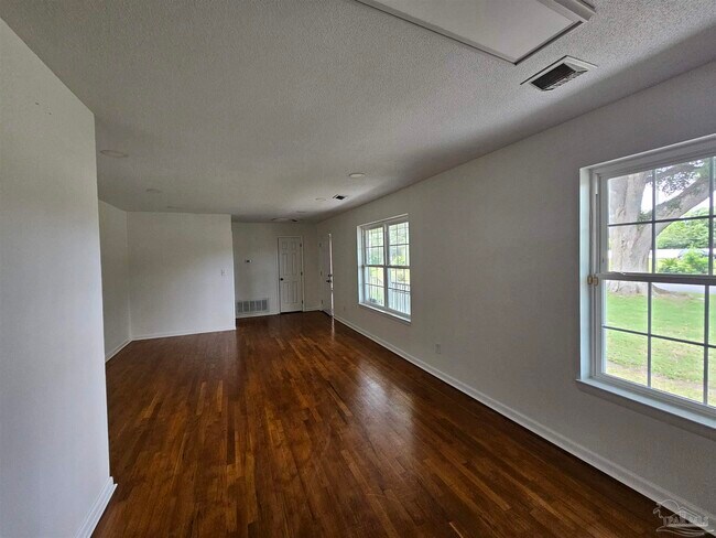 Building Photo - 6222 Vicksburg Dr