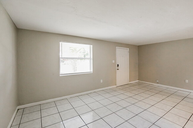 Building Photo - 2418 SW 6th Ct